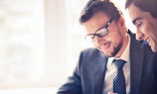 Personas haciendo análisis de datos